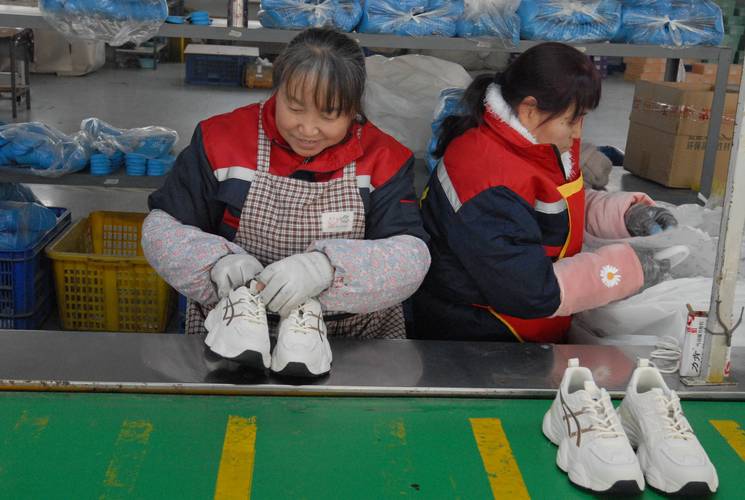1月2日,山东省青岛兆龙门窗公司的工人在生产加工出口到德国