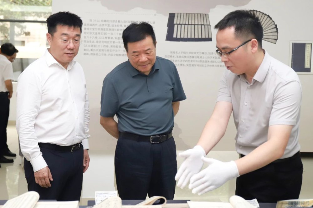 陈飞在湖南省社科院主持召开文化和科技融合发展促进立法调研座谈会(图2) 3232.jpg